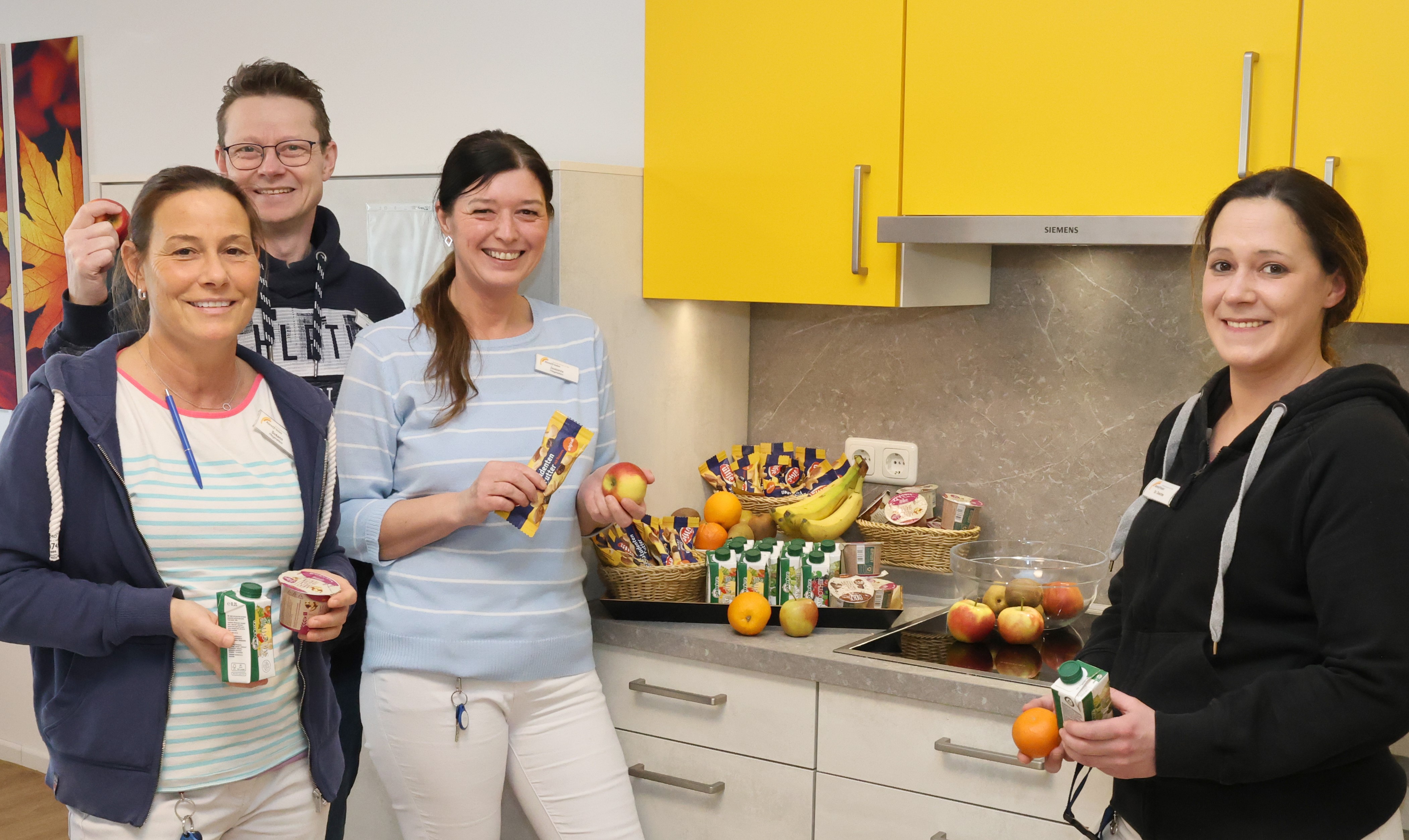 Gesundheitswochen im Abendfrieden: Die Mitarbeitenden freuen sich über gesunde Snacks.