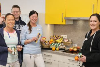 Gesundheitswochen im Abendfrieden: Die Mitarbeitenden freuen sich über gesunde Snacks.