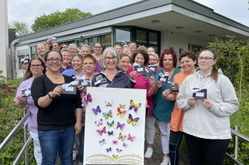 Mitarbeitende des Seniorenzentrum Abendfrieden bekommen ein Geschenk zum Tag der Pflege